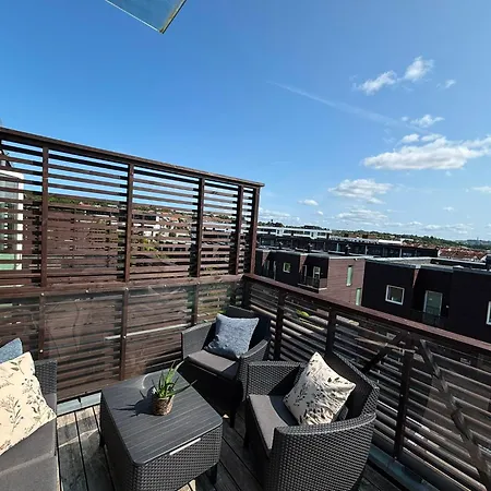 Tasta Townhouse Near Ons With Parking & Workspace