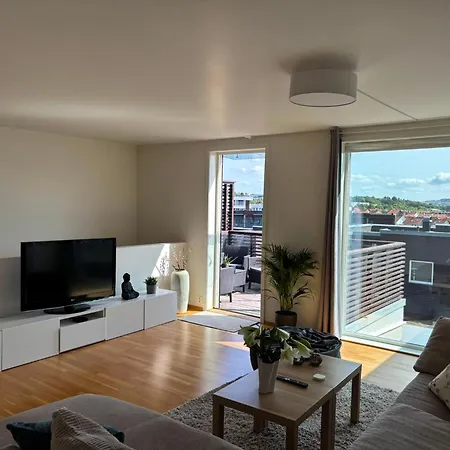 Tasta Townhouse Near Ons With Parking & Workspace Apartment *