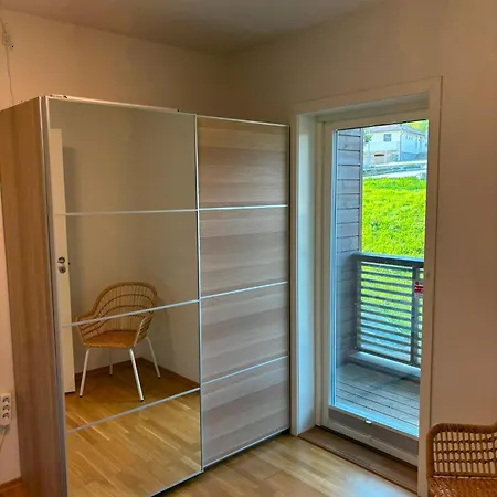 Tasta Townhouse Near Ons With Parking & Workspace