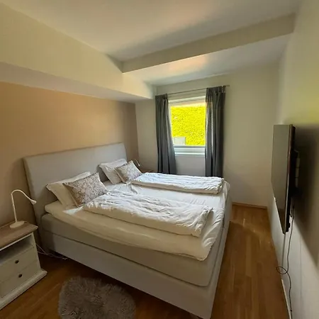 Tasta Townhouse Near Ons With Parking & Workspace Apartment